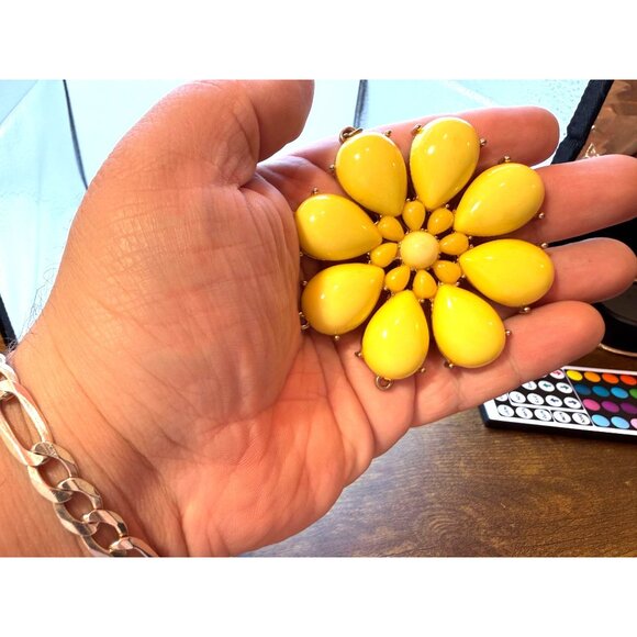 VTG Yellow Lucite Flower Jewelry Parts Lot – Large & Small Daisy Components Craf - Picture 3 of 8